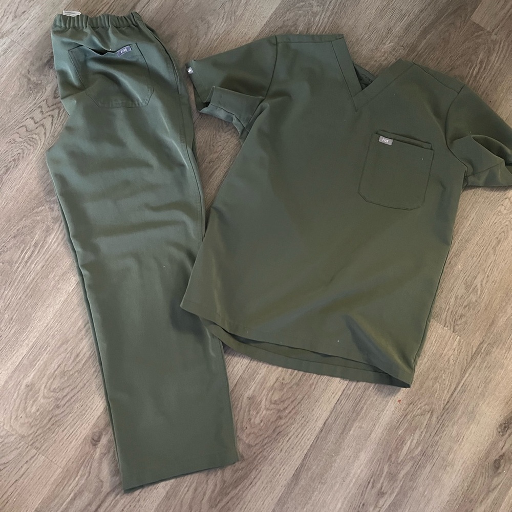 Figs Sage Green Men's Scrub Set (top and bottom)